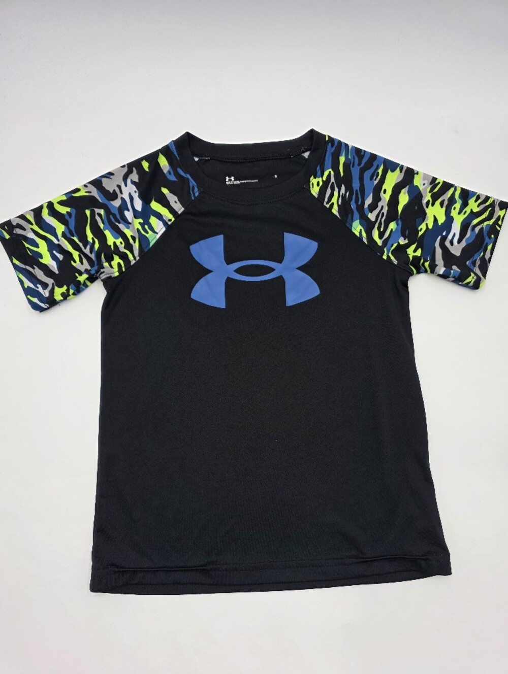 Under Armour boys' camo performance tee size 6